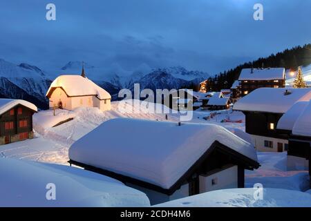 Scena notturna invernale a Bettmeralp, Svizzera, un villaggio e stazione sciistica nel Cantone svizzero del Vallese. Foto Stock