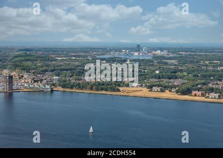 Vista aerea della città olandese di Almere tra i laghi di Markermeer e Gooimeer Foto Stock