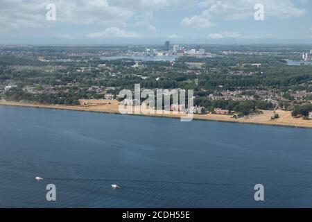 Vista aerea della città olandese di Almere tra i laghi di Markermeer e Gooimeer Foto Stock