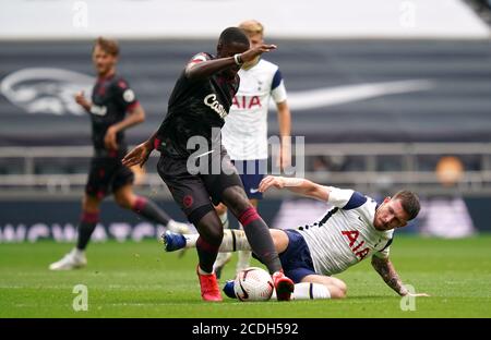 Readings' Lucas Joao (a sinistra) e Pierre-Emile Hojbjerg di Tottenham Hotspur combattono per la palla durante la partita pre-stagione al Tottenham Hotspur Stadium di Londra. Foto Stock