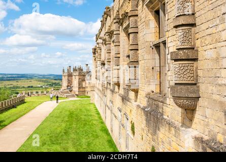 Bolsovra castello, vista lungo la Terrazza verso il piccolo castello a Bolsovra Castello, Derbyshire, Inghilterra, UK, GB, Europa Foto Stock