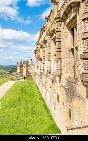 Bolsovra castello, vista lungo la Terrazza verso il piccolo castello a Bolsovra Castello, Derbyshire, Inghilterra, UK, GB, Europa Foto Stock