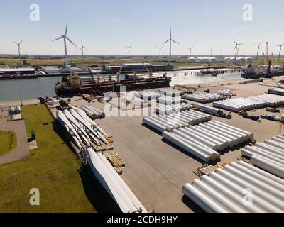 Eemshaven, Groningen / Paesi Bassi - 4 agosto 2020: Mulini a vento in parti di Eemshaven pronti per il trasporto al Mare del Nord Foto Stock