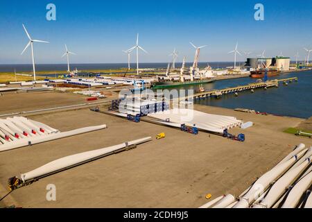 Eemshaven, Groningen / Paesi Bassi - 4 agosto 2020: Mulini a vento in parti di Eemshaven pronti per il trasporto al Mare del Nord Foto Stock