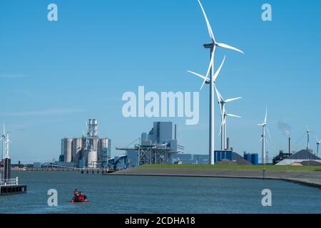 Eemshaven, Groningen / Paesi Bassi - 4 agosto 2020: Vecchia en nuova energia in de Eemshaven Paesi Bassi Foto Stock