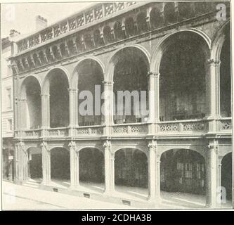 . Bruxelles . L. de Winne. Ritratto di Léopold 1. Le marché de la Madeleine. (Ancien Hôtel des Messageries, Transformé par Cluysenaar.} CHAPITRE IX LA MONTAGNE DE LA COUR. La RUE DE LA MADELEINE la .Monta^-ne de la Cour, à moins quon ne préfère la contourner parla rue de Coudenberg, créée pour lui servir de dérivation et que domineun jardin en terrasses, de création récente, samorce, comme elle, àla rue de la Madeleine. De ce jardin, la vue eml)rasse un Horizon trèsétendu. Sous divers Noms : Marché aux llerl:)es. 31arché aux Poulets,la rue de la Madeleine traverse la ville de jiart en part, Foto Stock