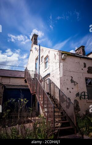 Fire Escape oi l'esterno di un vecchio pub abbandonato e derelict vicino a Consett, County Durham, Regno Unito Foto Stock