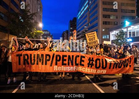 Stati Uniti. 27 Agosto 2020. WASHINGTON D.C.- AGOSTO 27: Manifestanti nel giorno in cui Donald Trump accetta ufficialmente la candidatura repubblicana per il presidente degli Stati Uniti il 27 agosto 2020 a Washington, DC (Foto di Chris Tuite/ImageSPACE) Credit: Imagespace/Alamy Live News Foto Stock