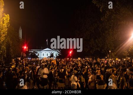 Stati Uniti. 27 Agosto 2020. WASHINGTON D.C.- AGOSTO 27: Manifestanti nel giorno in cui Donald Trump accetta ufficialmente la candidatura repubblicana per il presidente degli Stati Uniti il 27 agosto 2020 a Washington, DC (Foto di Chris Tuite/ImageSPACE) Credit: Imagespace/Alamy Live News Foto Stock