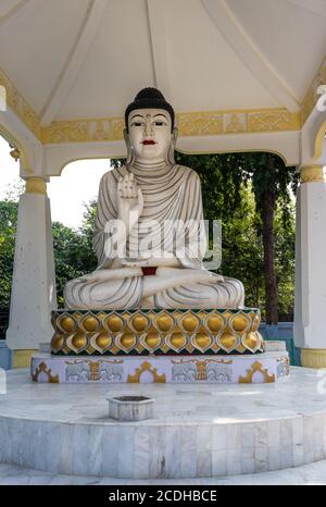 buddha bianco statua isolata con marmo di pietra di contrasto dorata fatta nei dettagli immagine è presa ai templi giapponesi buddha statua rajgir bihar india. Foto Stock