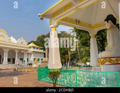 Tempio giapponese con immagine cielo blu brillante è preso a rajgir bihar india al mattino il 20 2020 febbraio. Foto Stock