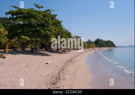 Honduras Roatan 15/03/10: Isola Cayos Cochinos, spiaggia e mare tropicale Foto Stock