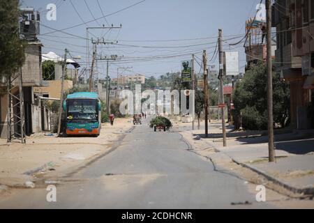 Campo profughi di Nuseirat, striscia di Gaza, Palestina. 28 Agosto 2020. Campo profughi di Nuseirat nel centro della striscia di Gaza, blocco imposto alla striscia di Gaza dalla decisione delle autorità di prevenire la diffusione del coronavirus. Credit: Hassan Jedi/Quds Net News/ZUMA Wire/Alamy Live News Foto Stock