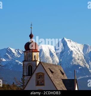 Chiesa in alpine paesaggio invernale Foto Stock