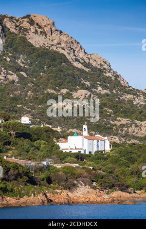 Italia, Sardegna, Costa Smeralda, Porto Cervo, Vista verso la Chiesa Stella Maris dell'architetto Michael Busiri Vici Foto Stock