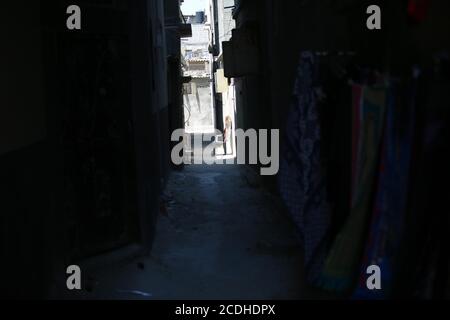 Campo profughi di Nuseirat, striscia di Gaza, Palestina. 28 Agosto 2020. Campo profughi di Nuseirat nel centro della striscia di Gaza, blocco imposto alla striscia di Gaza dalla decisione delle autorità di prevenire la diffusione del coronavirus. Credit: Hassan Jedi/Quds Net News/ZUMA Wire/Alamy Live News Foto Stock