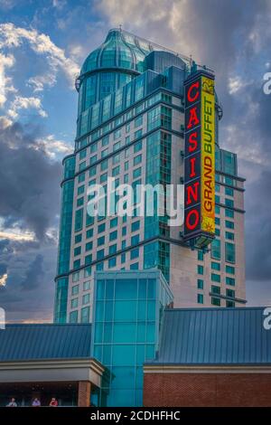 Niagara, Canada, luglio 2015 - il Niagara Fallsview Casino e l'hotel situati al confine attraggono visitatori da Stati Uniti e Canada tutto l'anno Foto Stock