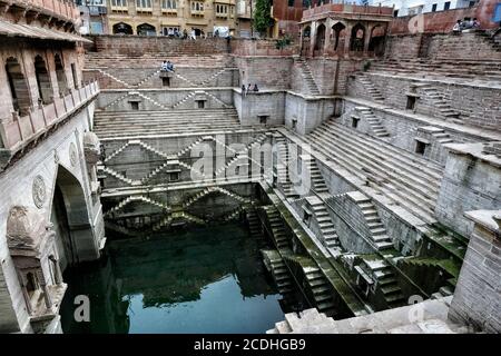 Jodhpur, India - 2020 agosto: Persone che siedono al Tunwarji ka Jhalra stepwell a Jodhpur il 16 agosto 2020 a Rajasthan, India. Foto Stock