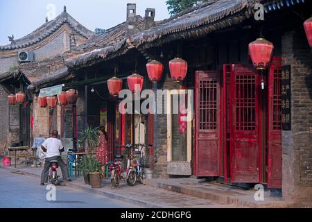 Negozi e residenze del XVII-XIX secolo nella strada principale della città di Pingyao, Jinzhong, Shanxi / Shansi Provincia, Cina Foto Stock