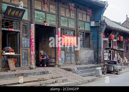 Negozi e residenze del XVII-XIX secolo nella strada principale della città di Pingyao, Jinzhong, Shanxi / Shansi Provincia, Cina Foto Stock