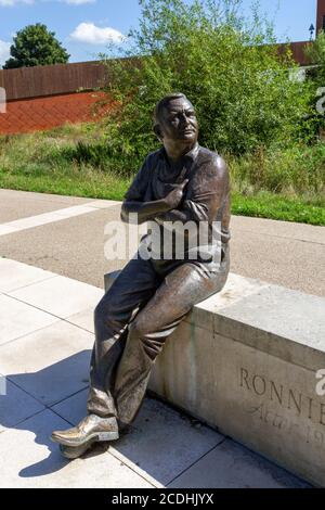 La statua in bronzo della leggenda della commedia Ronnie Barker fuori Aylesbury Waterside Theatre, Aylesbury, Buckinghamshire, Regno Unito. Foto Stock