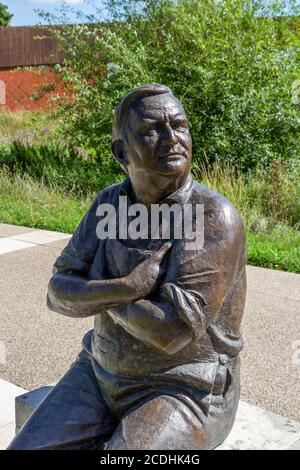 La statua in bronzo della leggenda della commedia Ronnie Barker fuori Aylesbury Waterside Theatre, Aylesbury, Buckinghamshire, Regno Unito. Foto Stock