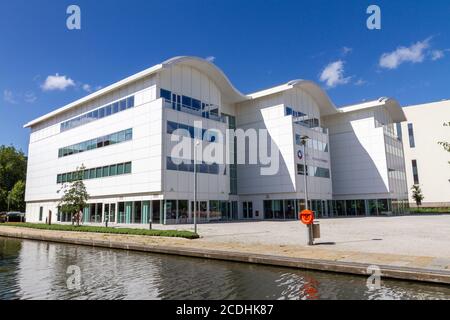 La Bucks New University, Aylesbury Campus accanto al Grand Union Canal ad Aylesbury, Buckinghamshire, Regno Unito. Foto Stock