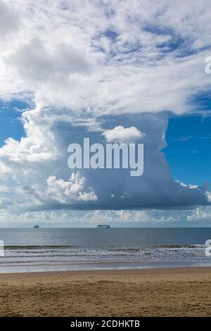 Le nubi drammatiche si profilano sulle navi da crociera ormeggiate a Poole Bay a Bournemouth, Dorset UK nel mese di agosto - concetto di giorni bui per l'industria turistica di viaggi Foto Stock