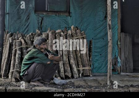 Khasi uomo tribale è fumo fatto a mano tubo davanti alla sua casa a Cherrapunji [Meghalaya, India] Foto Stock