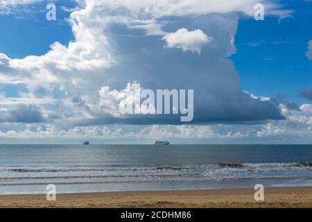 Le nubi drammatiche si profilano sulle navi da crociera ormeggiate a Poole Bay a Bournemouth, Dorset UK nel mese di agosto - concetto di giorni bui per l'industria turistica di viaggi Foto Stock