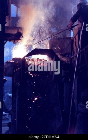 Metallo fuso e scintille da forno di fonderia Foto Stock