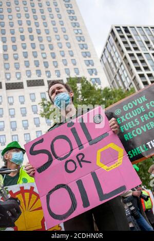 Londra, Regno Unito. 28 agosto 2020. Il movimento ambientale globale, la rivolta ‘estinzione, protesta fuori dal Shell Center, sede centrale della Shell UK Ltd. Oggi la campagna di Shell prevede che la Shell smetta di esplorare nuovi giacimenti di petrolio e gas, e avvii un processo rapido e continuo per porre fine all’estrazione dei combustibili fossili. Credit: Neil Atkinson/Alamy Live News. Foto Stock