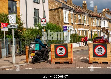 Londra, Regno Unito. 28 Agosto 2020. Strade di accesso chiuse come area pedonale. Questo periodo di prova controveriale nella zona di Londra il sindaco Sadiq Khan vive ed era precedentemente MP. Questa zona trafficata ha congestione sulle strade principali. Parte dello schema LTN dei quartieri a basso traffico. Credit: JOHNNY ARMSTEAD/Alamy Live News Foto Stock