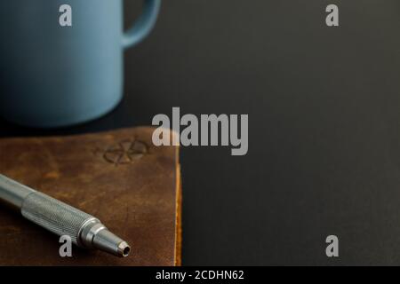 Caffè e giornale su sfondo nero Foto Stock