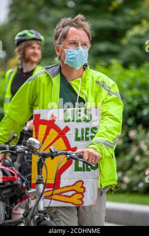 Londra, Regno Unito. 28 agosto 2020. I ciclisti provenienti dalla ribellione estinzione arrivano fuori dal Shell Center, sede centrale della Shell UK Ltd. Oggi, la campagna ‘Lies, lobbying and Greenwashing’ chiede che Shell smetta di esplorare nuovi giacimenti di petrolio e gas, e avvii un processo rapido e continuo di porre fine all’estrazione dei combustibili fossili. Credit: Neil Atkinson/Alamy Live News. Foto Stock