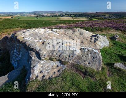 Vista diurna della tazza di Lordenshaws e della roccia ad anello vicino a Rothbury nel Northumberland National Park, Northumberland, inghilterra, Regno Unito Foto Stock