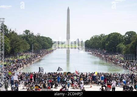 Le folle si radunano vicino al Lincoln Memorial prima dell'inizio del "Commitment March: Get your Knee off our necks" a Washington, DC, USA. 28 Agosto 2020. La marcia di Washington si celebra il 57° anniversario della marcia storica del Dr. Martin Luther King, quando ha tenuto il suo discorso "ho un sogno". Foto di Jim lo Scalzo/UPI Credit: UPI/Alamy Live News Foto Stock