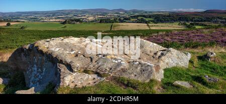 Vista diurna della tazza di Lordenshaws e della roccia ad anello vicino a Rothbury nel Northumberland National Park, Northumberland, inghilterra, Regno Unito Foto Stock