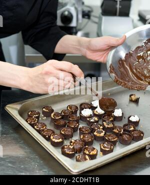 Lo chef rende dolci Foto Stock