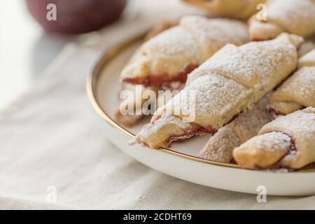 Biscotti appena sfornati, bagels con marmellata da utilizzare nelle illustrazioni delle ricette. Foto Stock