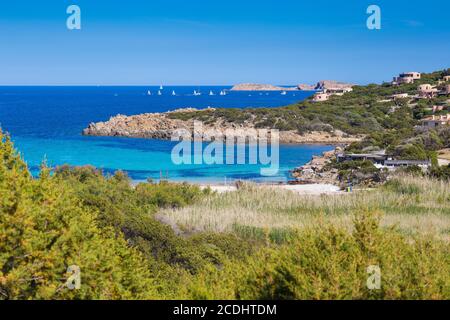 Italia, Sardegna, Costa Smeralda, Porto Cervo, Vista verso la spiaggia di Cala Granu Foto Stock