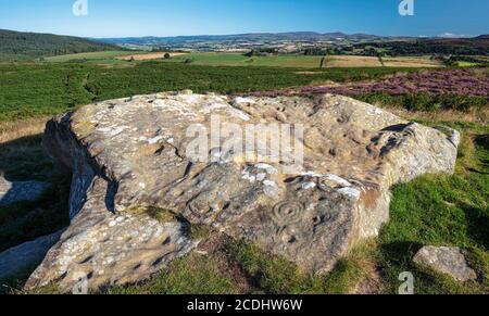 Vista diurna della tazza di Lordenshaws e della roccia ad anello vicino a Rothbury nel Northumberland National Park, Northumberland, inghilterra, Regno Unito Foto Stock