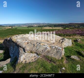 Vista diurna della tazza di Lordenshaws e della roccia ad anello vicino a Rothbury nel Northumberland National Park, Northumberland, inghilterra, Regno Unito Foto Stock