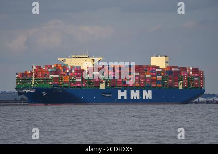 24/08/2020 DP World London Gateway Essex River Thames UK The Container Ship HMM Rotterdam sta facendo la sua prima chiamata al porto A DP World London Gateway p Foto Stock