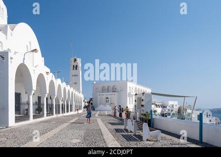 Santorini Grecia Agosto 2020, Vista al mare e Vulcano da Fira la capitale dell'isola di Santorini in Grecia Foto Stock