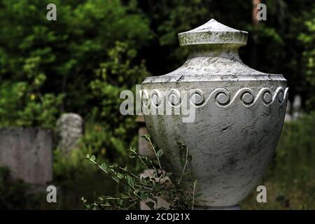 Urna di marmo in un cimitero Foto Stock