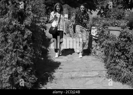 Belgrado, Serbia, 9 luglio 2020: Due donne che camminano lungo il sentiero acciottolato di Zemun (B/N) Foto Stock
