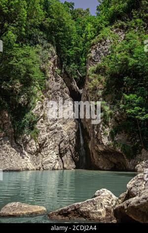 Alta montagna con un paesaggio di cascata. Montagna in estate. Russia, natura Sochi. Foto Stock