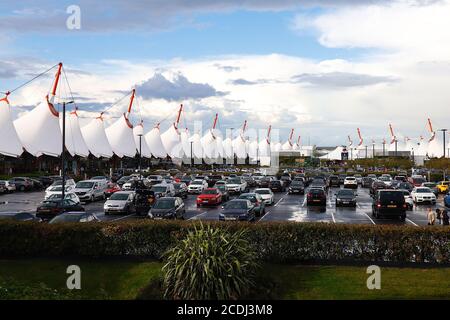 Ashford, Kent, Regno Unito. 28 ago 2020. Regno Unito Meteo: Con la pioggia che passa sopra, le persone imballano il centro outlet di Ashford mentre il pomeriggio diventa luminoso e soleggiato. Photo Credit: Paul Lawrenson-PAL Media/Alamy Live News Foto Stock