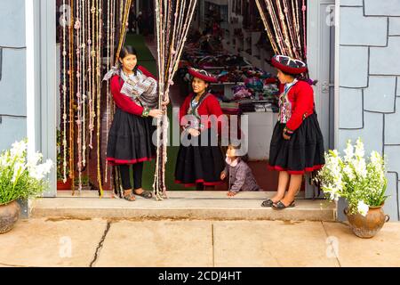 Cusco, Perù - 05 ottobre 2018: Venditore in un negozio con prodotti tessili alpaca fatti a mano e souvenir a Cusco, in Perù Foto Stock